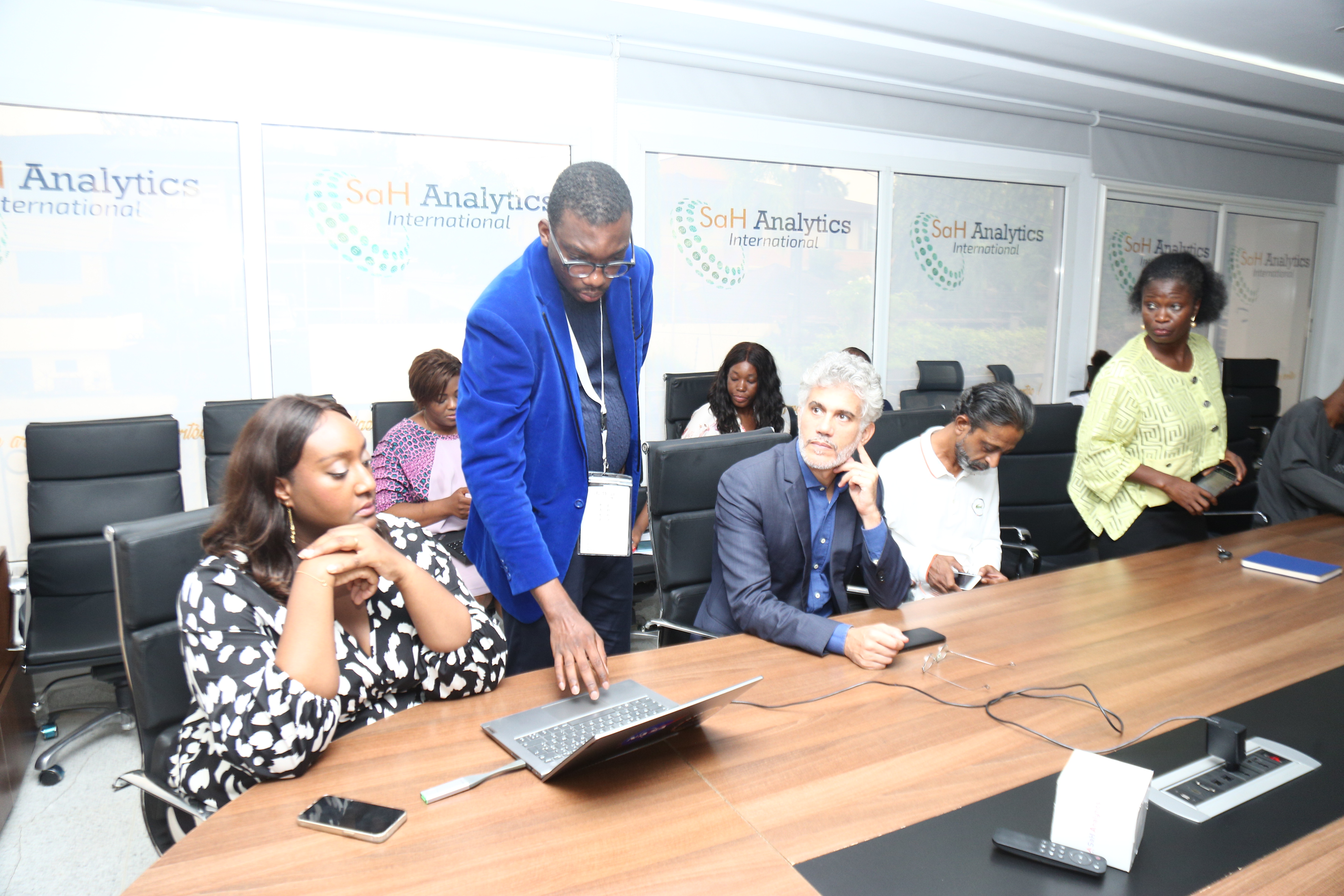 Session ADW Tour chez SaH Analytics International — intervenant présentant sur laptop
