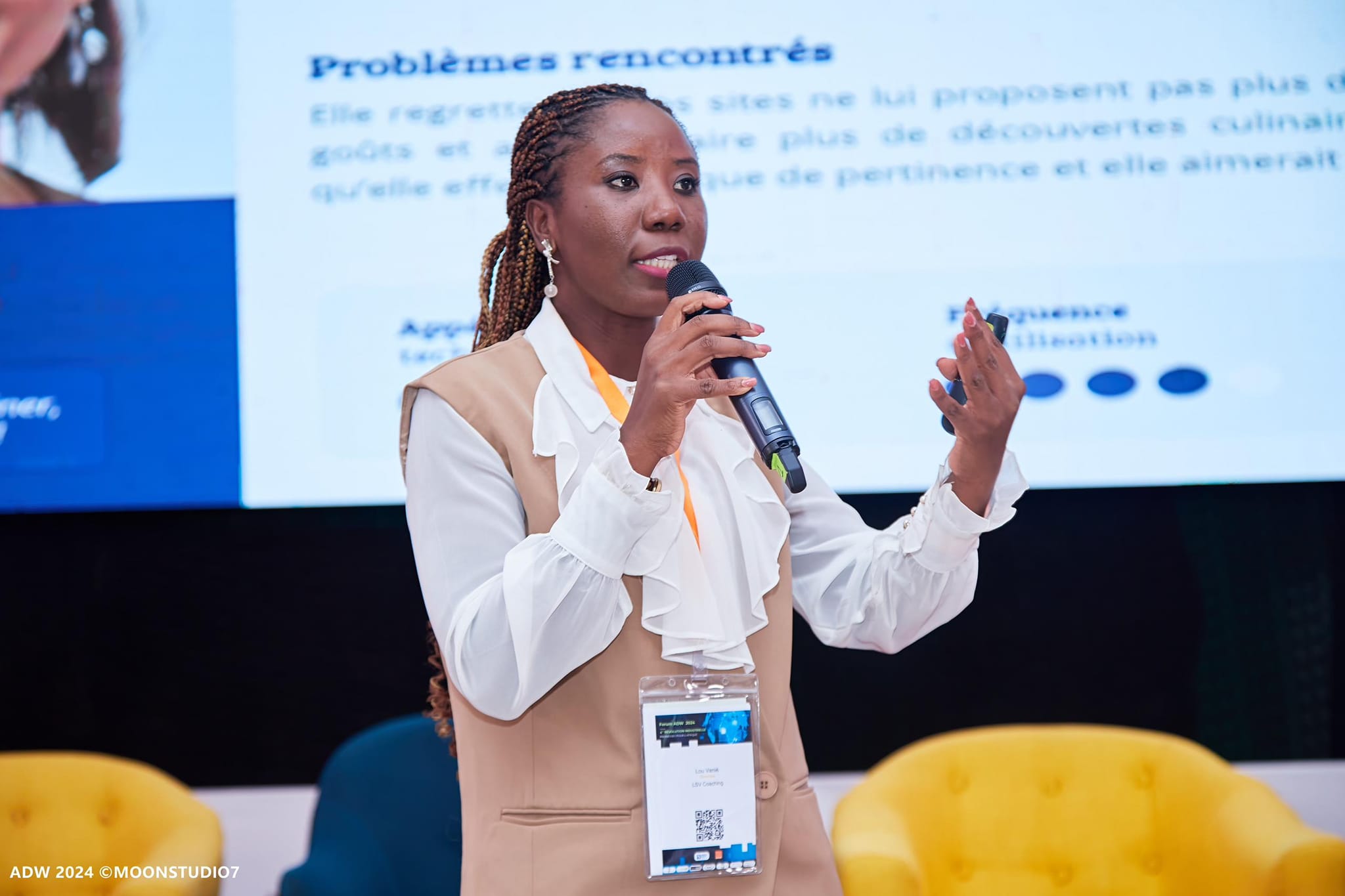 Entrepreneure tech présentant son projet